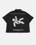 Camisa Reborn Zip negra de la marca Mi tienda vista desde atrás, con cierre y diseño moderno.