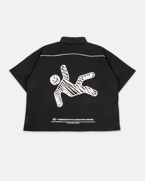 Camisa Reborn Zip negra de la marca Mi tienda vista desde atrás, con cierre y diseño moderno.
