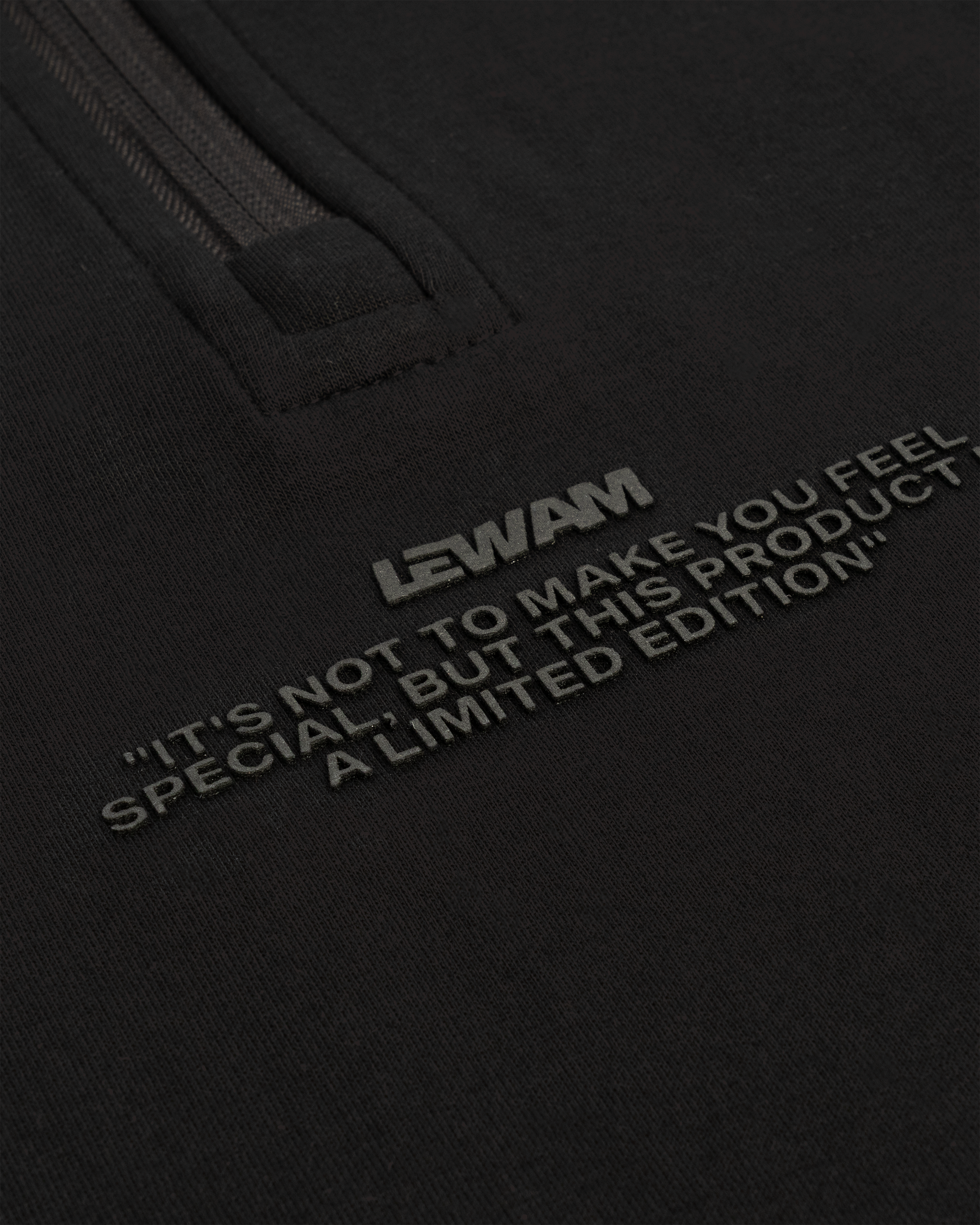 Camisa Reborn Zip negra de la marca Mi tienda, vista frontal con cierre en la parte delantera y estilo moderno.