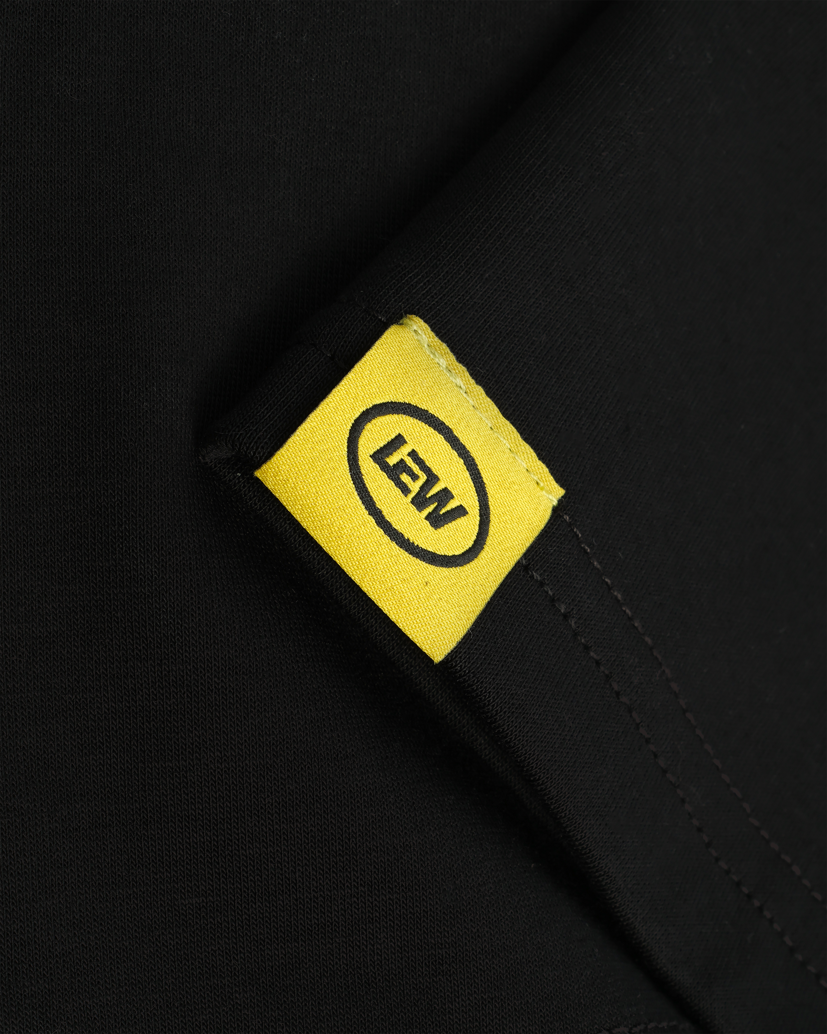 Camisa Reborn Zip Negra de Mi tienda, vista frontal con cierre en la parte superior y diseño moderno en tela oscura.